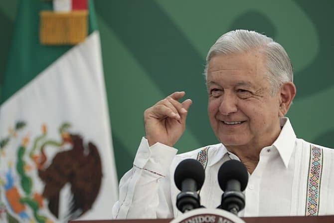 La transición política del 2024 es la consolidación de la 4T mediante la construcción de su segundo piso. El presidente saliente, Andrés Manuel López Obrador, y la presidenta entrante, Claudia Sheinbaum, así lo entienden y por eso trabajan de manera coordinada. Foto: Wikimedia.