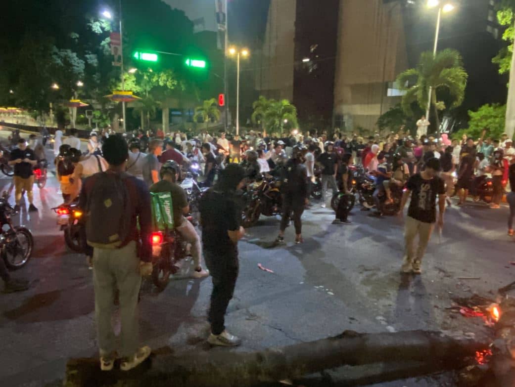 Miles de personas protestan en las calles de Venezuela, señalan que hubo fraude electoral en Venezuela. Foto @ElMartilloVen