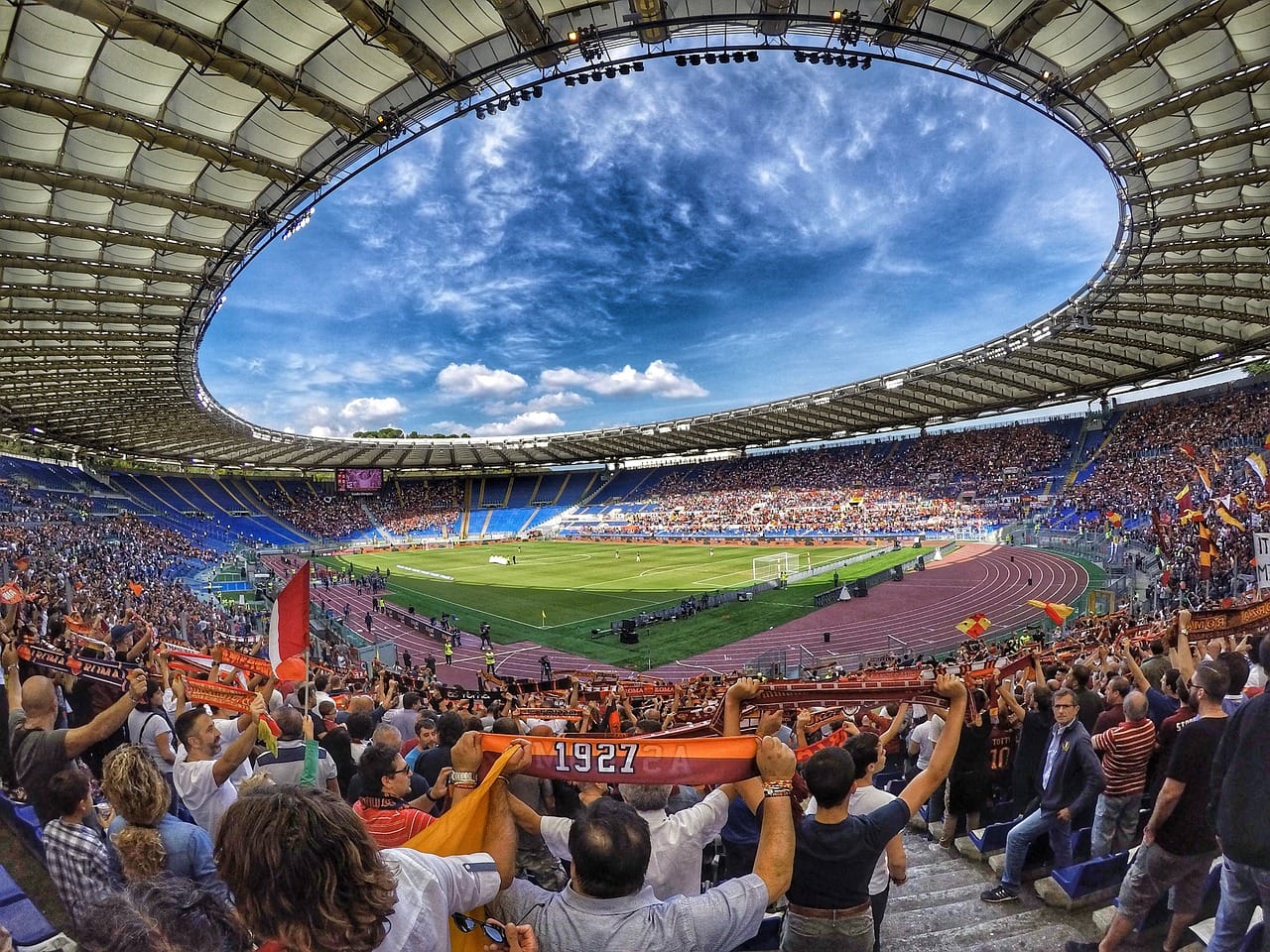 El nacionalismo deportivo, entonces, funciona como una fe secular, lo que explica la hipérbole de los comentaristas deportivos y el celo casi religioso de los aficionados. Los rituales tribales, tanto en los festivales religiosos como en los estadios deportivos, a veces pueden salirse de control y conducir a la violencia. Foto: Pixabay.