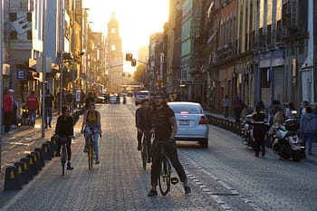 Miercoles 19 de abril del 2017  En la Plaza Santo Domingo inició el 6º Foro Mundial de la Bicicleta, con la presencia del jefe de Gobierno de la CDMX, Miguel Ángel Mancera; el titular de Atención a la Comunidad Universitaria de la UNAM, César Iván Astudillo Reyes; además se contó con la participación de universidades como la Autónoma de Chihuahua, Benemérita de Puebla y Benito Juárez de Oaxaca. El referido Foro se realizará en la Ciudad de México del 19 al 23 de abril, en donde cada día se presentaran diversos eventos, como talleres, exposiciones, murales, conferencias, etcétera, ubicados en diferentes lugares de la ciudad, junto con los paseos dominicales y rodadas nocturnas en caravana. Así mismo los ciclistas se podrán escribir a un programa llamado Rueda Seguro, donde tendrán diferentes beneficios.  Fotografía: Milton Martínez / Secretaría de Cultura CDMX