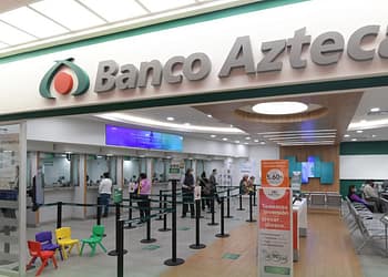 Supuestos trabajadores de Banco Azteca acuden a entregar premios en especie falsos.