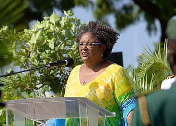 La Iniciativa Bridgetown original – defendida por la Primera Ministra de Barbados,    Mia Amor Mottley ,    y su asesor climático, el economista    Avinash Persaud    – se centró en la emisión de derechos especiales de giro (DEG, el activo de reserva del FMI). Foto: Wikimedia.