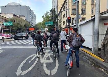 La forma en la cual funcionan es que en las estaciones del Metro se reúnen con grupos de ciclistas | Foto: Twitter @M_Rangel1