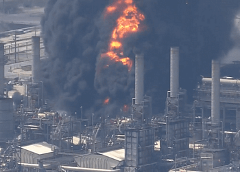 Un incendio fue reportado en Deer Park, Texas. El siniestro fue a un lado de una refinería de Pemex. FOTO: Captura de pantalla