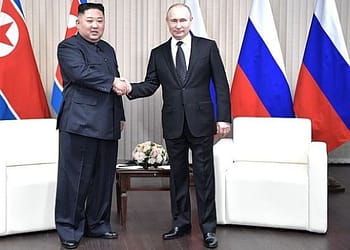 Rusia y Corea del Norte se comprometieron a brindarse mutuamente asistencia militar inmediata en caso de guerra, lo que no deja dudas sobre la determinación del Kremlin de socavar el orden internacional liderado por Estados Unidos mediante la formación de alianzas con autoritarios de todo el mundo. Foto: Creative Commons Attribution 4.0 International. Kremlin.ru. Wikimedia.