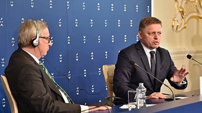 Hace apenas dos meses, el primer ministro eslovaco, Robert Fico, resultó seriamente herido después de recibir cuatro disparos de corta distancia, lo que pone de manifiesto el peligro que plantea el resurgimiento de la violencia política en todo el mundo. Foto: Wikimedia.