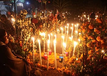 Una de las costumbres de estas festividades es colocar ofrendas en los panteones | Foto: Gobierno de México