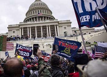 En enero de 2021, EE. UU. fue testigo de su propio acto impactante de violencia política, cuando los partidarios del entonces presidente Donald Trump, a instancias de Trump, irrumpieron en el Capitolio | Foto: Project Syndicate