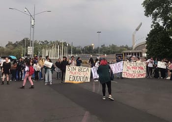 La comunidad de la FCPyS de la UNAM se moviliza y protesta por falta de claridad e información respecto a las Becas Elisa Acuña. Imagen: Comisión de Difusión FCPyS.