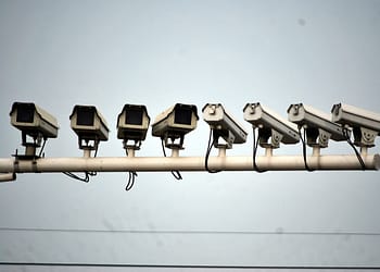 La vigilancia actual impulsada por la IA permite a los gestores autoritarios y a los líderes políticos autoritarios hacer cumplir sus reglas con mayor eficacia. Foto: Pixabay.