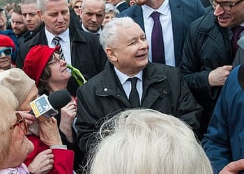 Después de que se cerraron las urnas y el resultado fue claro, el líder del PiS, Jarosław Kaczyński, saludó a sus seguidores el domingo por la noche declarando : “¡Hemos ganado las elecciones parlamentarias! ¡El tercero consecutivo! Lo que siguió fue aún más siniestro: Polonia, advirtió Kaczyński, se enfrentaba a “días de combates o tensiones de diversos tipos”. Foto: Wikimedia.