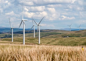 Los países latinoamericanos ya lideran gran parte del mundo en la búsqueda de sistemas energéticos y modelos económicos más ecológicos y sostenibles. Alrededor de un tercio de la energía de la región procede de fuentes limpias, muy por encima de la media mundial del 20%, y el 60% de su electricidad procede ya de fuentes renovables. Foto: Pixabay.