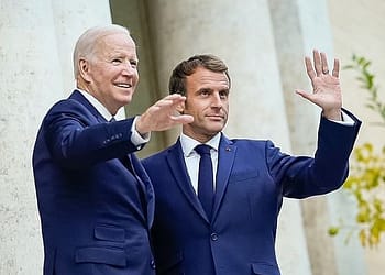 De manera similar, a principios de 2021, el ministro del Interior del presidente francés,  Emmanuel Macron ,  acusó a la líder de extrema derecha Marine Le Pen (entre todas las personas) de ser “demasiado blanda” con el Islam. Foto: Wikimedia.