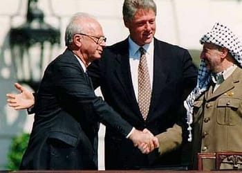 El apretón de manos que se dieron en 1993 Rabin y Arafat alentó esperanzas de que la paz entre Israel y Palestina fuera posible. Pero treinta años después, la solución de dos estados se ha vuelto casi imposible. Foto: Wikimedia.