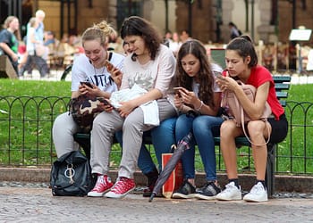 Según una encuesta reciente , los jóvenes de 17 años en Estados Unidos pasan 5,8 horas al día en las redes sociales. Foto: Pixabay.