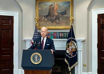 Biden ha ofrecido una visión para resolver este espinoso problema, destacando, en particular, la Ley de Reducción de la Inflación y una estrategia para descongestionar las cadenas de suministro. Foto: Wikimedia.