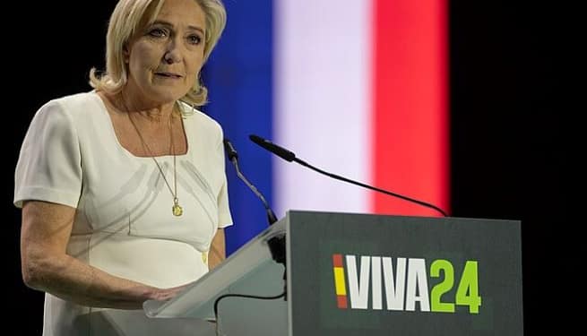Si Le Pen quiere convertirse en presidenta en 2027, debe demostrar que Agrupación Nacional puede gobernar de manera competente, y esto puede requerir una coalición con fuerzas más moderadas. Foto: Wikimedia.