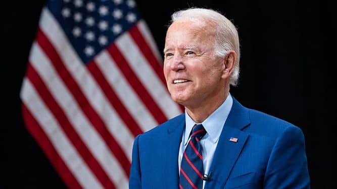 Joe Biden llevó a los líderes de sus aliados, Japón y Corea del Sur, a Camp David para  conversar  sobre la manera de contener a China y limitar la influencia rusa. Foto: Wikimedia.