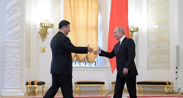 Putin declaró que los rusos y los chinos son “ hermanos para siempre ” (en referencia a una canción compuesta para la visita de Mao a Moscú) y afirmó que esto se ha convertido en una especie de “eslogan” en Rusia. Foto: Creative Commons Atribución 4.0 Internacional. Kremlin.ru. Wikimedia.