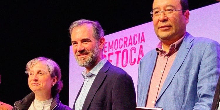 Tunden a Aristegui por presentar libro de Lorenzo Córdova y Ciro Murayama portada