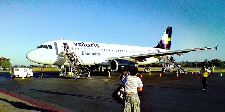 Avión de Volaris en el Aeropuerto Internacional de Chetumal Foto: Datanoticias