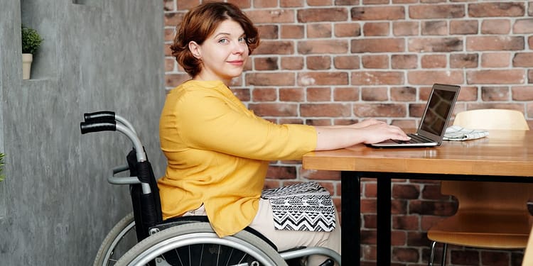 Forma parte de la primera Feria Nacional de Empleo para Personas con Discapacidad BBVA y consigue un trabajo adaptado a tus necesidades / imagen: pexels.com