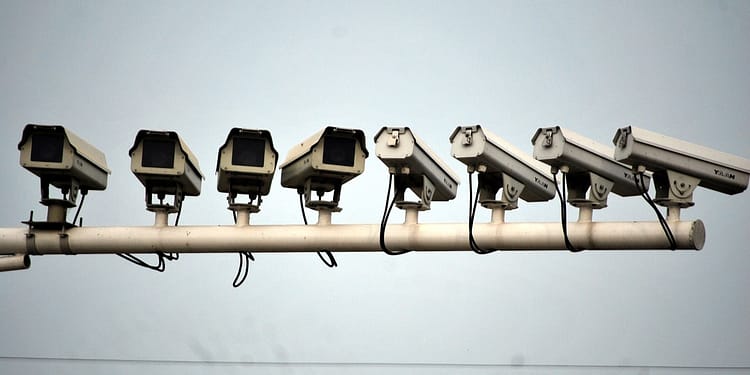 La vigilancia actual impulsada por la IA permite a los gestores autoritarios y a los líderes políticos autoritarios hacer cumplir sus reglas con mayor eficacia. Foto: Pixabay.