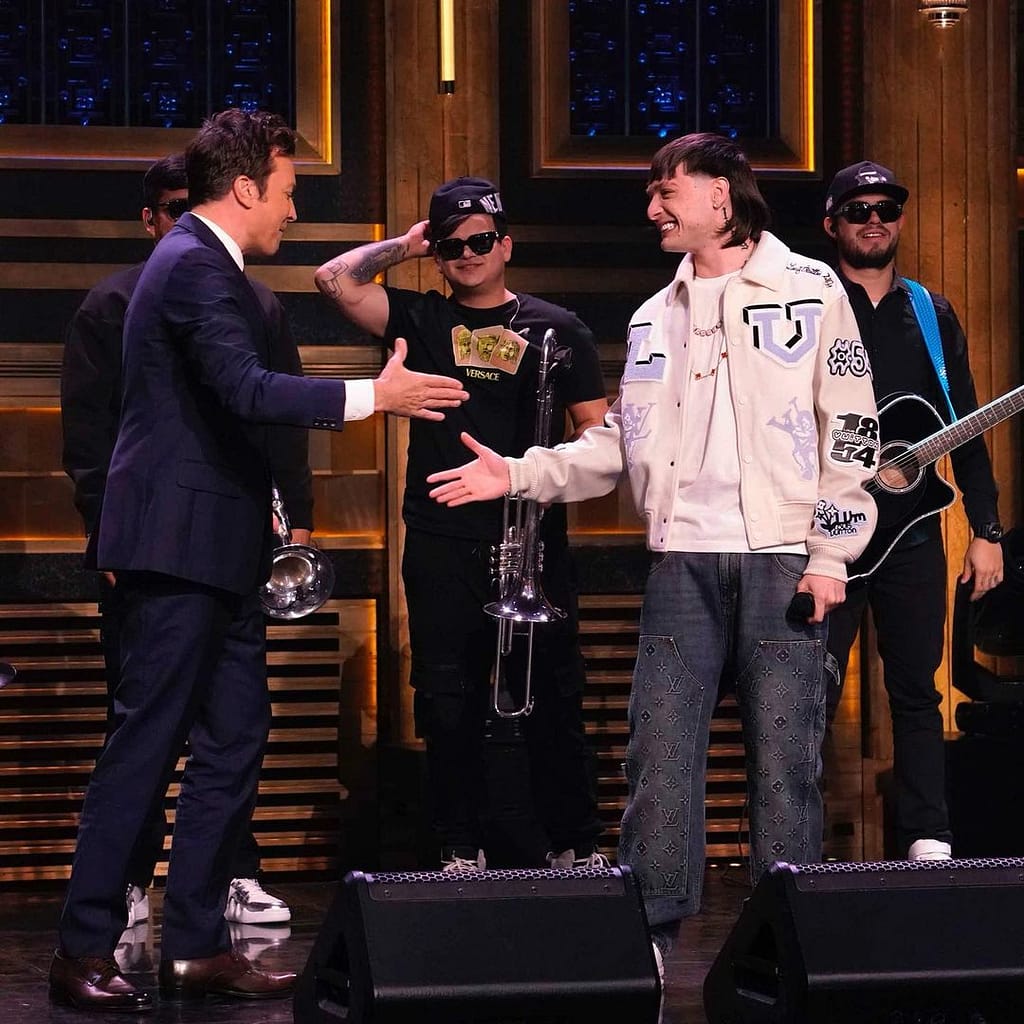 Peso Pluma asiste al programa de Jimmy Fallon sin Eslabón Armado.