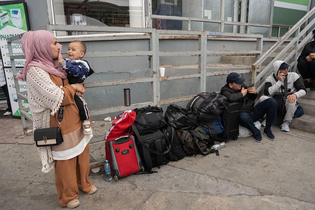 Migrantes de diferentes nacionalidades esperan en la entrada de la garita peatonal de San Ysidro en la ciudad fronteriza de Tijuana, para solicitar asilo en Estados Unidos. Foto: Aimee Melo 