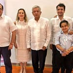 Andrés Manuel López Beltrán y su familia durante las elecciones de 2018