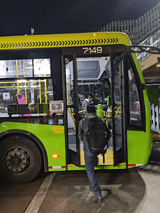 Las caravanas ciclistas fueron creadas para ofrecer opciones de movilidad ante el cierre de dos líneas del Metro | Foto: Twitter La Nueva Línea 1