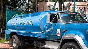 Los piperos llevan agua a Ecatepec