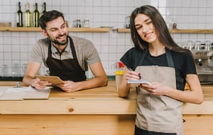 Consulta todas las ofertas de trabajo que los patrocinadores del Summer Work Travel Program 2023 tienen para ti / imagen: freepik.es