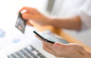 Infórmate y atiende las recomendaciones del SAT para las personas que tienen una tarjeta de débito para que no te sorprendan con multas ficticias / imagen: freepik.es