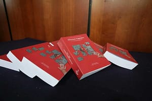 Con el fin de dar continuidad a la tarea de aportar información sobre los legisladores en México, se presentó la segunda edición del Directorio Legislativo del Congreso de la Unión 2022-24, una publicación editorial que acerca a la ciudadanía información personal, profesional y de labor parlamentaria de los legisladores.La obra, un trabajo en conjunto con Fundación Directorio Legislativo e Impacto Legislativo, revela datos básicos sobre cuáles son los grupos parlamentarios con mayor propensión a la transparencia y apertura; identificar quiénes son los legisladores con mayor nivel educativo; saber de aquellos con mayor preparación y experiencia; además de cuáles son los grupos parlamentarios que cuentan con una integración paritaria o no. En la presentación realizada en el Senado de la República, Consuelo Aranciaga, directora de la Fundación Directorio Legislativo, señaló que el Directorio Legislativo es una herramienta de transparencia activa. Advirtió que hace falta mucho para la transparencia en México ya que aún es un problema, como ciudadano, acceder a las instituciones legislativas, tener comunicación con las comisiones o tener fácil acceso a la sesiones de manera digital. Por lo tanto, la obra es otro paso más para fortalecer la democracia en América Latina, señaló. Por su parte, el Senador Emilio Álvarez Icaza dijo que la iniciativa crea un referente internacional en el proceso de la construcción democrática, sobre todo enfocado en América Latina en donde lo que se pensó como modelo democrático está en tensión. Sostuvo que el Congreso Mexicano queda mucho a deber en el tema de transparencia, ya sea en información, accesibilidad o disponibilidad. En su participación, Diego Ernesto Díaz Iturbe, Director de Impacto Legislativo dijo que, de los 628 legisladores que integran el Congreso de la Unión, únicamente 101 dieron respuesta al cuestionario para elaborar el Directorio Legislativo 2022-24. Mencionó que en el Senado, el Partido Encuentro Social respondió al 100%; el Grupo Plural 66%; Movimiento Ciudadano y el Partido Verde Ecologista de México 50%, quienes fueron los partidos con mejor respuesta al cuestionario. Mientras que el Partido Acción Nacional 15%; el Partido del Trabajo 20%, y el partido Movimiento Regeneración Nacional 22%, resultaron ser los partidos menos propensos a dar señales de apertura, dijo. Díaz Iturbe puntualizó que no se solicitó información que pudiese comprometer la seguridad o datos personales que invadieran la esfera privada de los legisladores, y apuntó que para contar con una representación efectiva es indispensable que los ciudadanos puedan conocer mejor a sus legisladores, como tener información sobre sus equipos de trabajo; medios para acercarse a sus oficinas de vinculación; conocer sobre las donaciones que reciben y aportan los legisladores; comprender su trayectoria y vinculación con otros grupos sectoriales; entre otros. Directorio Legislativo es un proyecto que nació en Argentina en el año 2000 con el objetivo de brindar información de los legisladores que forman parte del Congreso de la Nación. El Directorio Legislativo del Congreso de México en su 2ª Edición puede consultarse en la siguiente liga: https://legisladores.directoriolegislativo.org/Mexico/Index?clienteRolId=1&partidoEleccionId=25&grupoParlamentarioId=9&generoId=2&page=1 