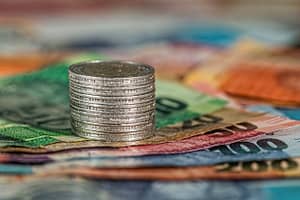 Mientras que la gente educada y saludable es más productiva económicamente, los padres que hicieron las inversiones relevantes no necesariamente recogen los frutos