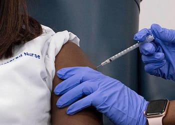 Aunque se produjeron bastantes dosis de la vacuna Covid-19 aún hay países donde no han terminado de aplicar la primera dosis a toda su población | Foto: Project Syndicate