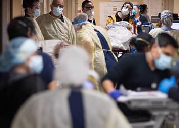 Los hospitales llenos o casi al límite advierten a la población sobre la importancia de completar el esquema de vacunas contra Covid-19 | Foto: Project Syndicate