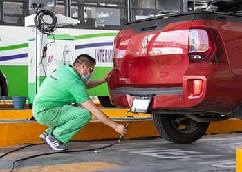 La verificación involucra una revisión técnica de las condiciones físico-mecánicas de los autos Foto: Gobierno Edomex