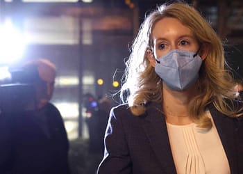 La fundadora de la empresa Theranos, relacionada con los análisis de sangre, podría pasar varios años en prisión | Foto: Project Syndicate
