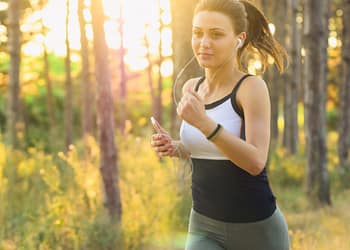 Iniciar con caminatas cortas durante 10 minutos es una forma de reactivar tu cuerpo durante los primeros días Foto: Pixabay