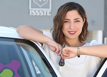 Uno de los requisitos para el préstamo es ser trabajador y tener mínimo 6 meses en ese empleo Foto: Twitter ISSSTE