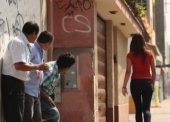 Acosar mujeres