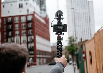 Esto dice la ley sobre grabar o tomar fotos con un celular en la calle | Foto: Pexels