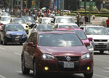 Sigue estas recomendaciones en caso de que te toque un sismo con el auto en movimiento | Foto: Gobierno de México