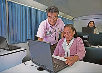 Los adultos pueden estudiar o continuar sus estudios de primaria y secundaria | Foto: Gobierno de México