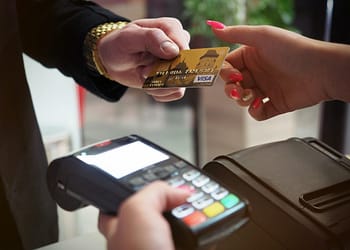 Antes de que quede cancelada puedes retirar el dinero directamente en la sucursal para que la cuenta quede en ceros | Foto: Pexels