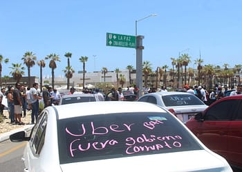 Choferes de Uber bloqueando la glorieta de Fonatur a la salida de San José del Cabo