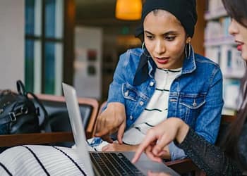¿Te gustaría acceder a un mejor puesto en tu trabajo o administrar mejor tu negocio? Conoce los requisitos para acceder a una beca y capacítate | Foto: Pexels.