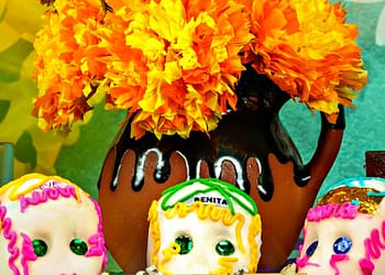 Hay distintas formas de hacer las tradicionales calaveritas de azúcar para el Día de Muertos | Foto: Gobierno de México